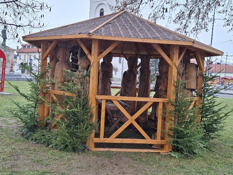 Sviatočnú náladu dotvára aj drevený betlehem pred kostolom