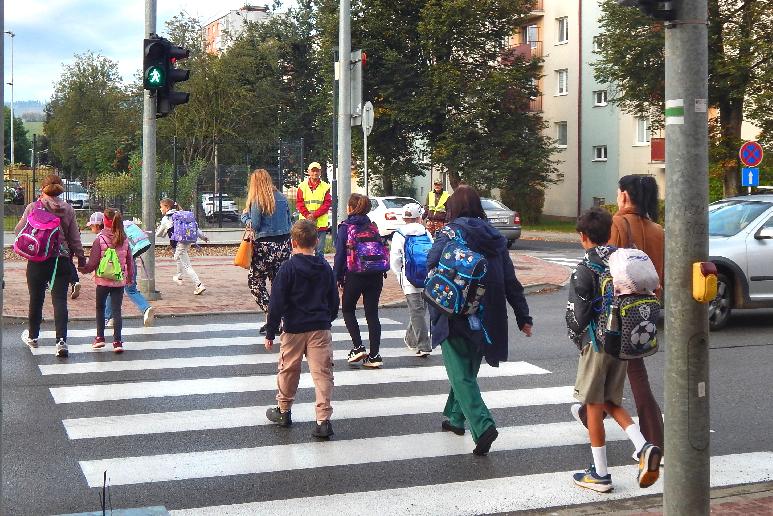 Na bezpečnosť detí na priechodoch dohliadajú seniori
