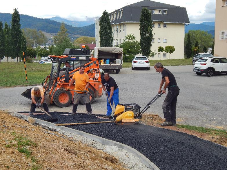 Medzi školou a sídliskom na Mazorníkove pribudol nový chodník
