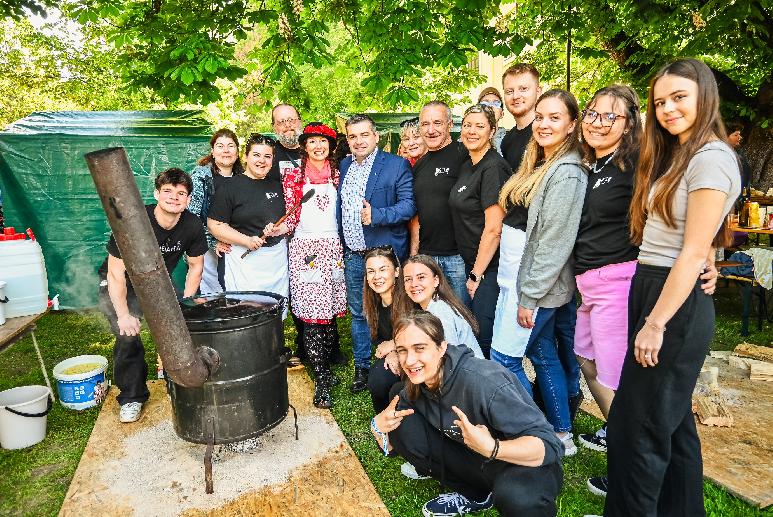 Mestským parkom sa rozliehala vôňa guľášov