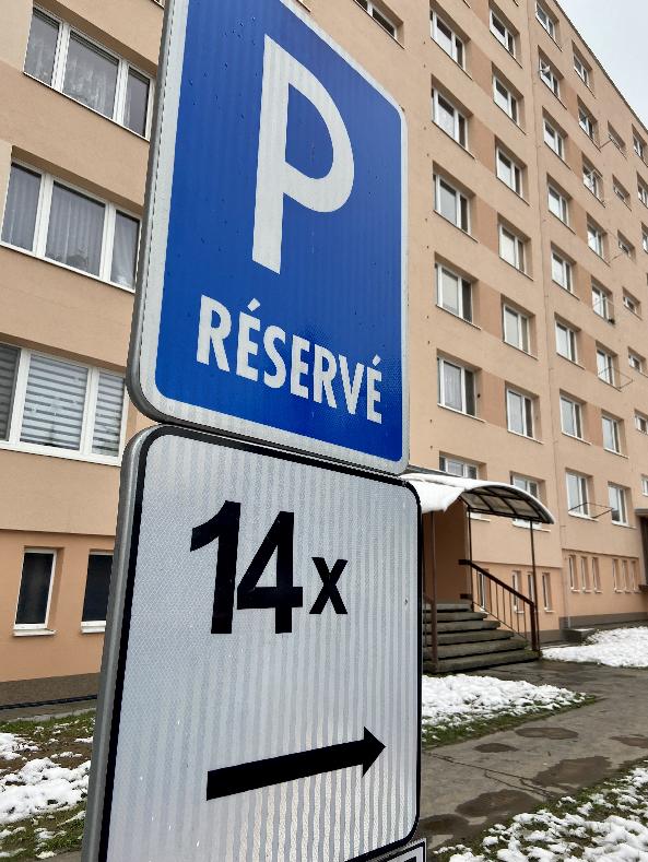 Jedným z krokov zlepšenia parkovacej politiky v meste je postupné znižovanie vyhradených parkovacích miest