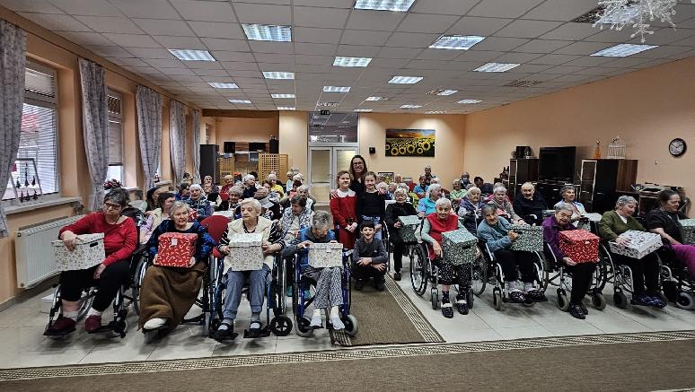 Opäť sa podarila skvelá vec. Pre osamelých seniorov  sa vyzbieralo 800 vianočných krabičiek plných radosti