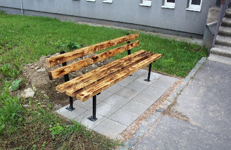 V Brezne opravujú staré lavičky alebo ich vymieňajú