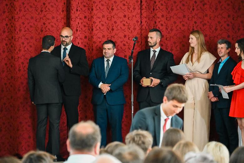 Gymnazisti si slávnostne prezvali maturitné vysvedčenia v Mestskom hoteli Ďumbier