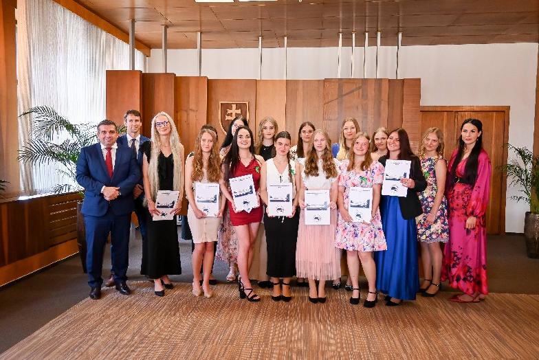 Absolventky z pedagogickej školy v Brezne si slávnostne prezvali maturitné vysvedčenia