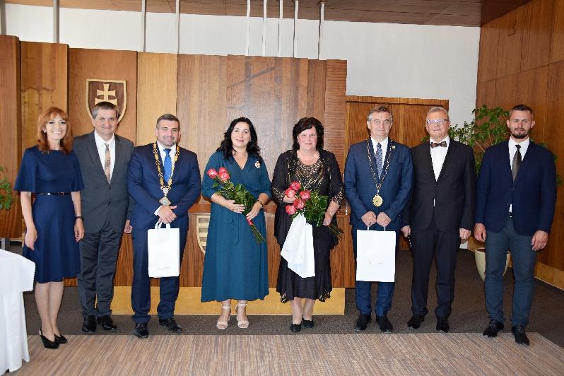 Zástupcovia troch inštitúcií v Brezne slávnostne podpísali memorandum o spolupráci