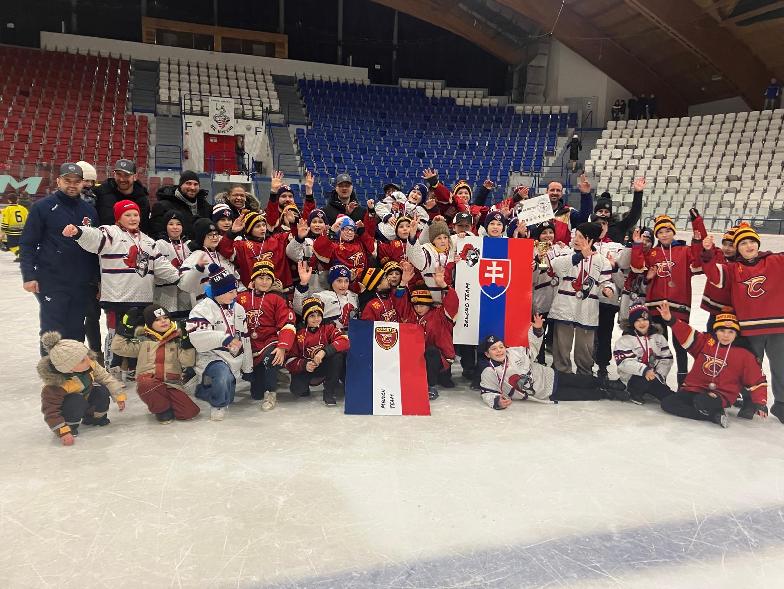 Mladí hokejisti strávili Vianoce v Brezne. Okrem turnaja ich čakal pestrý program