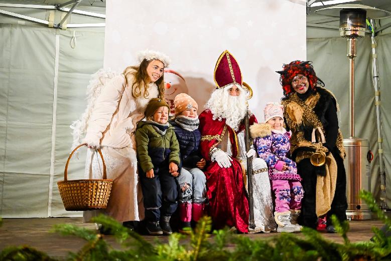 Mikuláš v Brezne. Potešil deti, seniorov, čaro prichádzajúcich Vianoc zaplnilo námestie