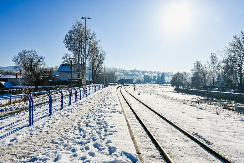Malá stanica v Brezne má nový perón. Rekonštrukcia prinesie vyšší komfort cestujúcim