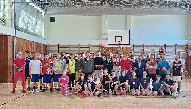 O pohár primátora bojovalo sedem basketbalových tímov