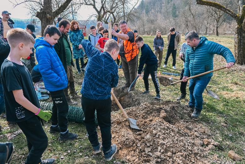 Dobrovoľníci vysadili nové stromy v historickom sade na Banisku