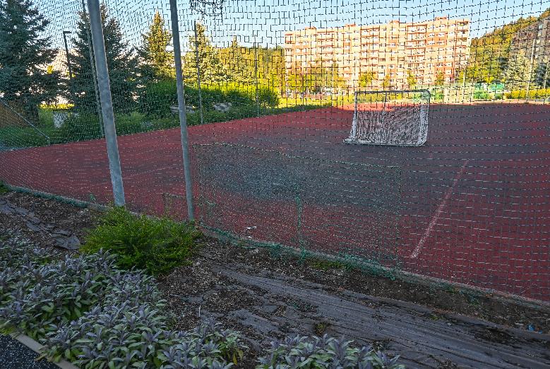 Mestské služby obnovujú oplotenia ihrísk