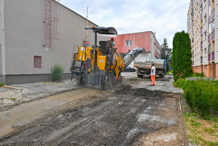 Obnova miestnych komunikáciív Brezne napreduje podľa plánu