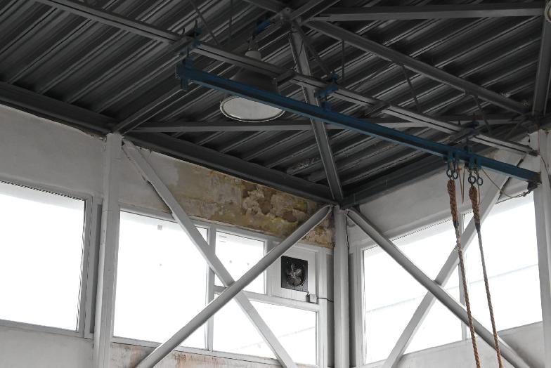Na Základnej škole s materskou školou Karola Rapoša mesto opravuje strechu telocvične
