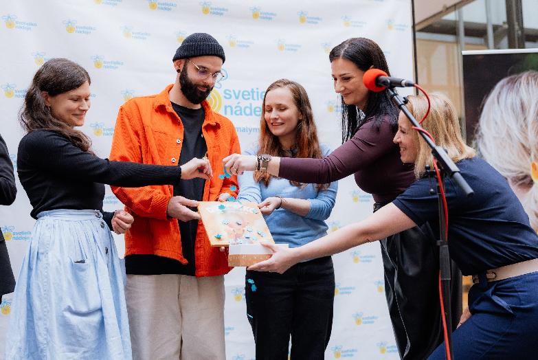 Dievčatko za sklenenými dverami. Kniha Anety z Brezna má deťom priniesť nádej aj v nemocničnej izbe