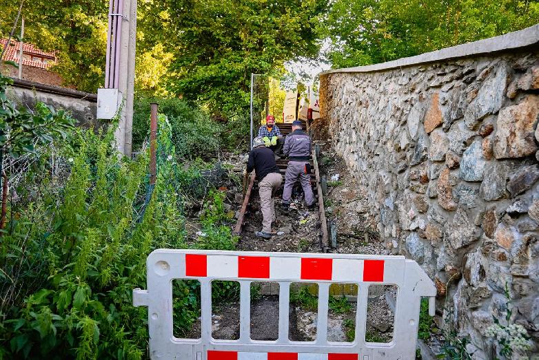 Opravujú poškodené schody, ktoré vedú na starý cintorín