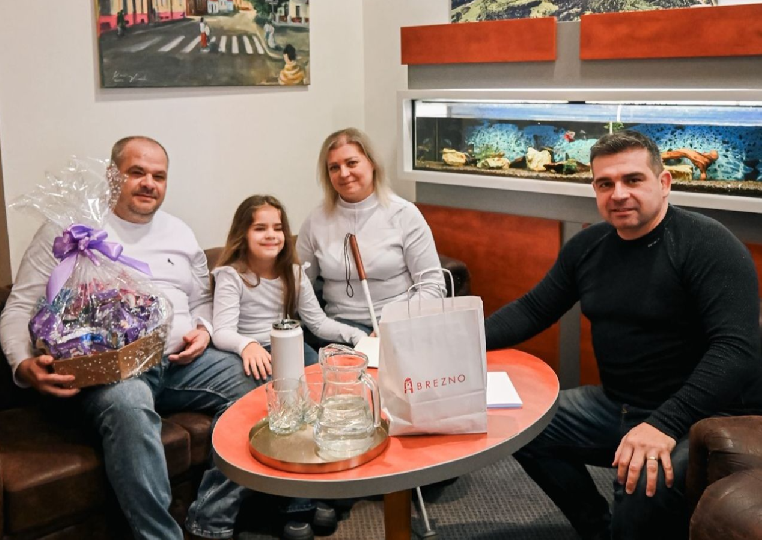 Brezno spojilo sily pre Simonku. Výťažok z punču a plesu pomôže 7-ročnému dievčatku