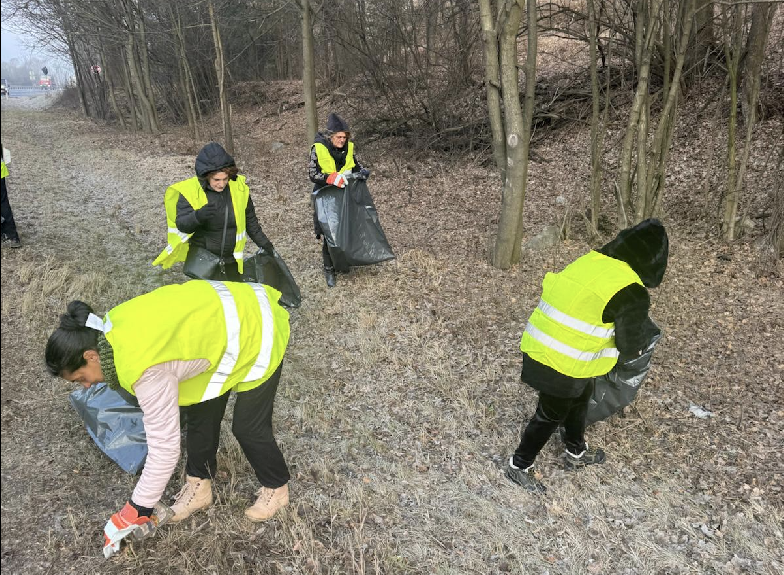 Mestské služby čistili vstupy do mesta. Vyzbierali viac ako tonu odpadu
