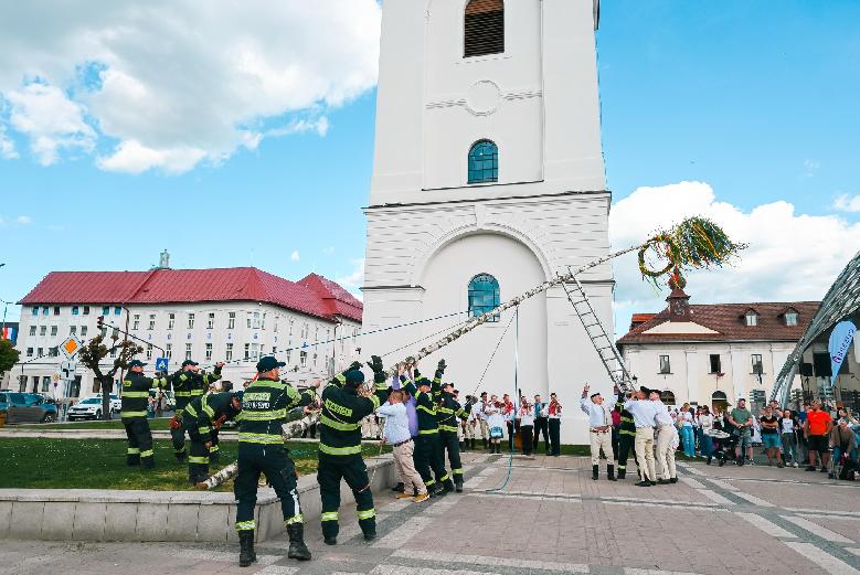 Námestie v Brezne krášli vyzdobený máj