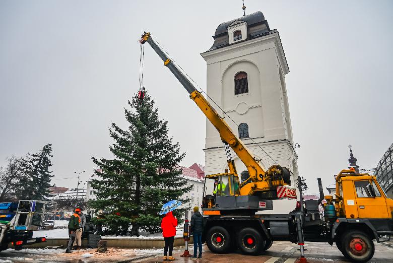 Na námestí už stojí vianočný stromček