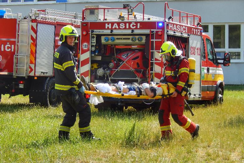 Z horiacej školy evakuovali stovky žiakov. Našťastie išlo o taktické cvičenie