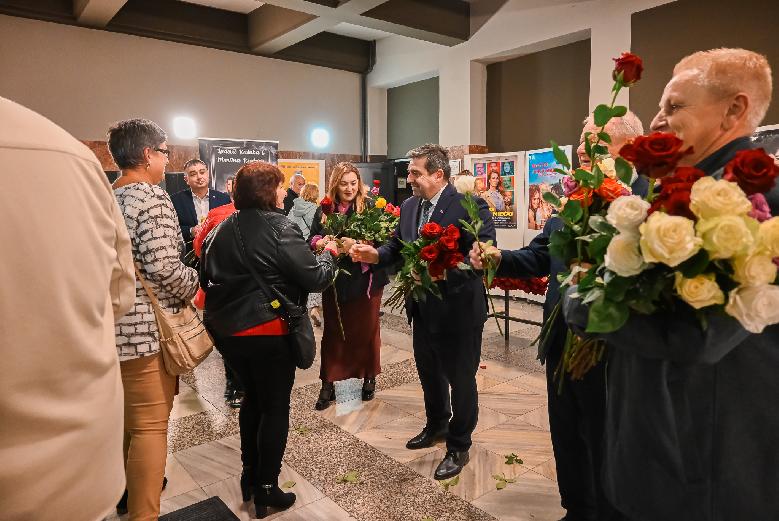 Mesto Brezno vyjadrilo úctu seniorom  hudbou, spevom a slovami vďaky