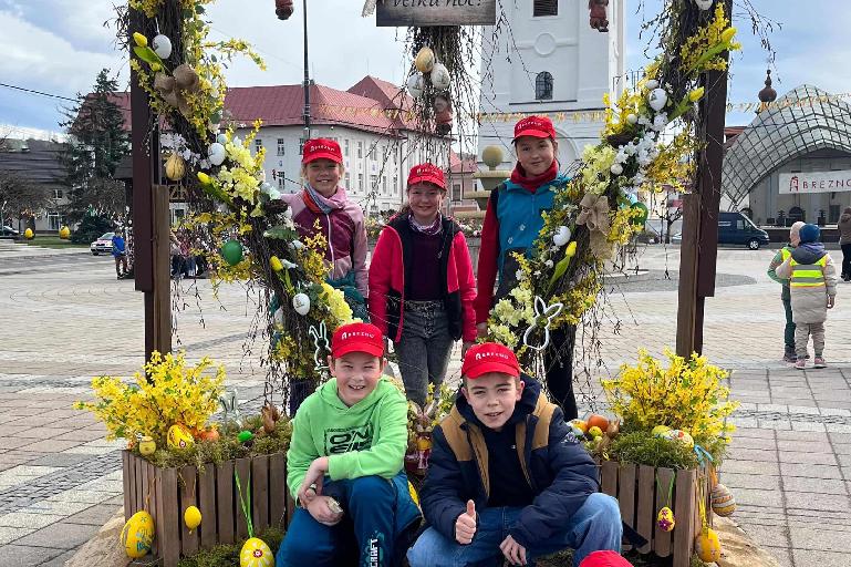 Brezno pred sviatkami ožilo veľkonočnou výzdobou. Podieľali sa nej aj žiaci základných škôl