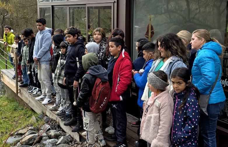 Banisko sa opäť rozozvučalo zvedavými hlasmi detí. 