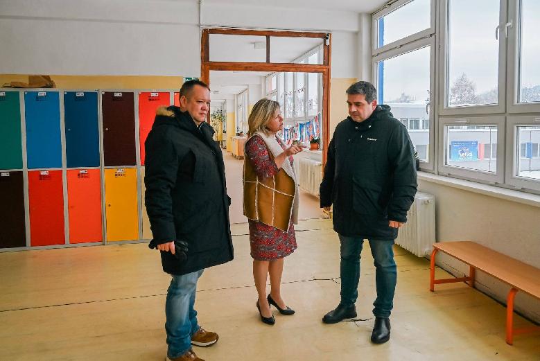 Investície do škôl v Brezne. V Základnej škole Karola Rapoša odhlučnili jedáleň a obnovili chodby