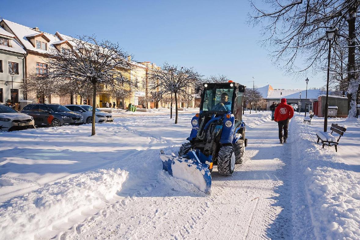 Počas bohatej snehovej nádielky Mestské služby v Brezne pracovali v plnom nasadení