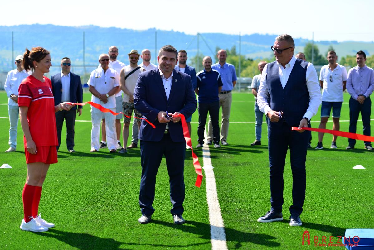 obr: V Brezne slávnostne otvorili futbalové ihrisko s umelým trávnikom
