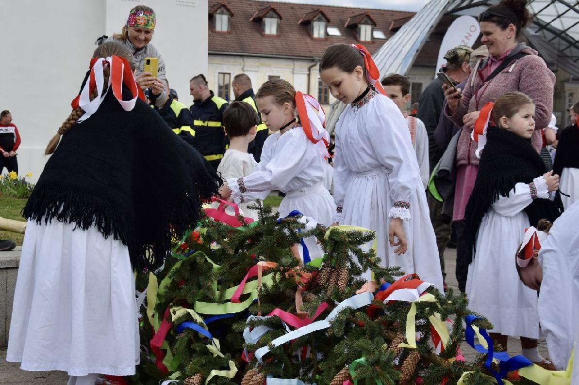 Stavanie mája na breznianskom námestí oživili spevy a tance folkloristov