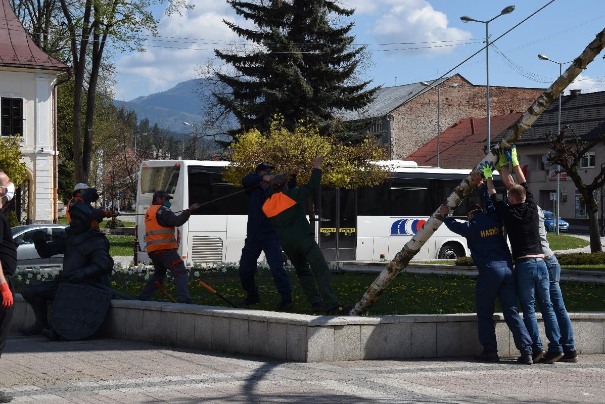 obr: Breznianske námestie už krášli vyzdobený máj