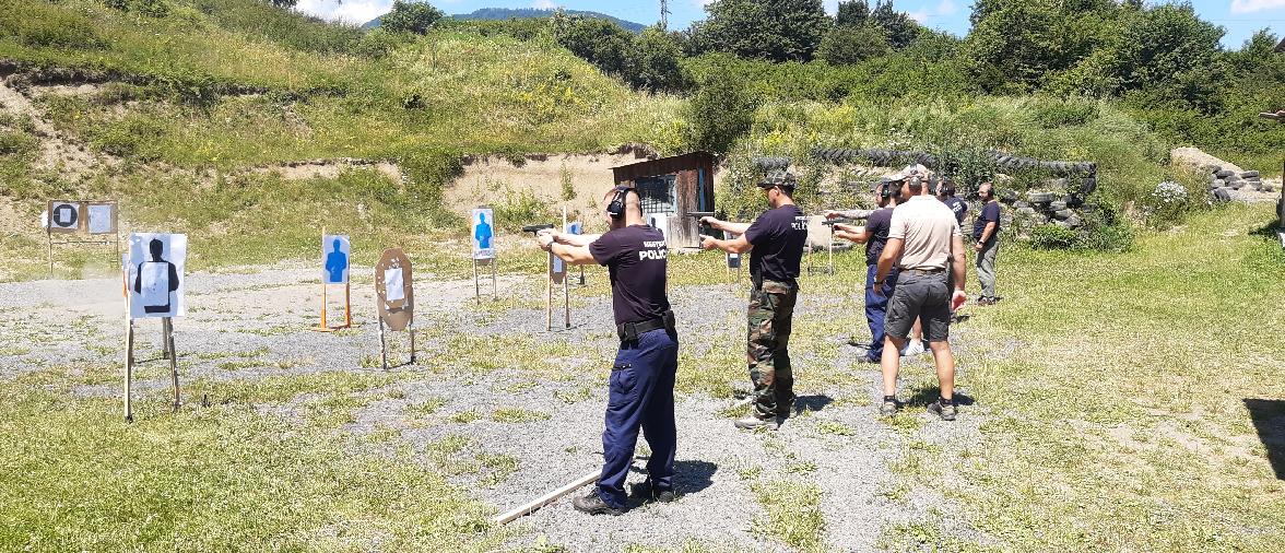 obr: Tridsaťročné zbrane nahradili novými. Brezno prezbrojilo mestských policajtov