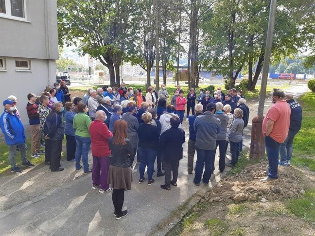 obr: Stretnutie primátora s obyvateľmi Clementisovej ulice 12 – 30 v Brezne