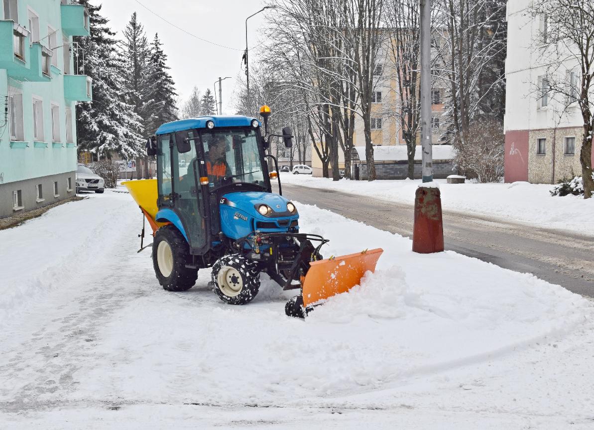 obr: Technické služby cesty pluhujú aj v noci, chodníky čistia od skorého rána