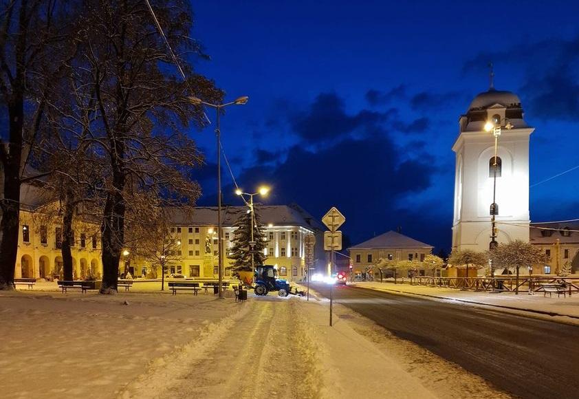 obr: Technické služby boli v uliciach od skorého rána, aby zabezpečili schodnosť komunikácií v meste