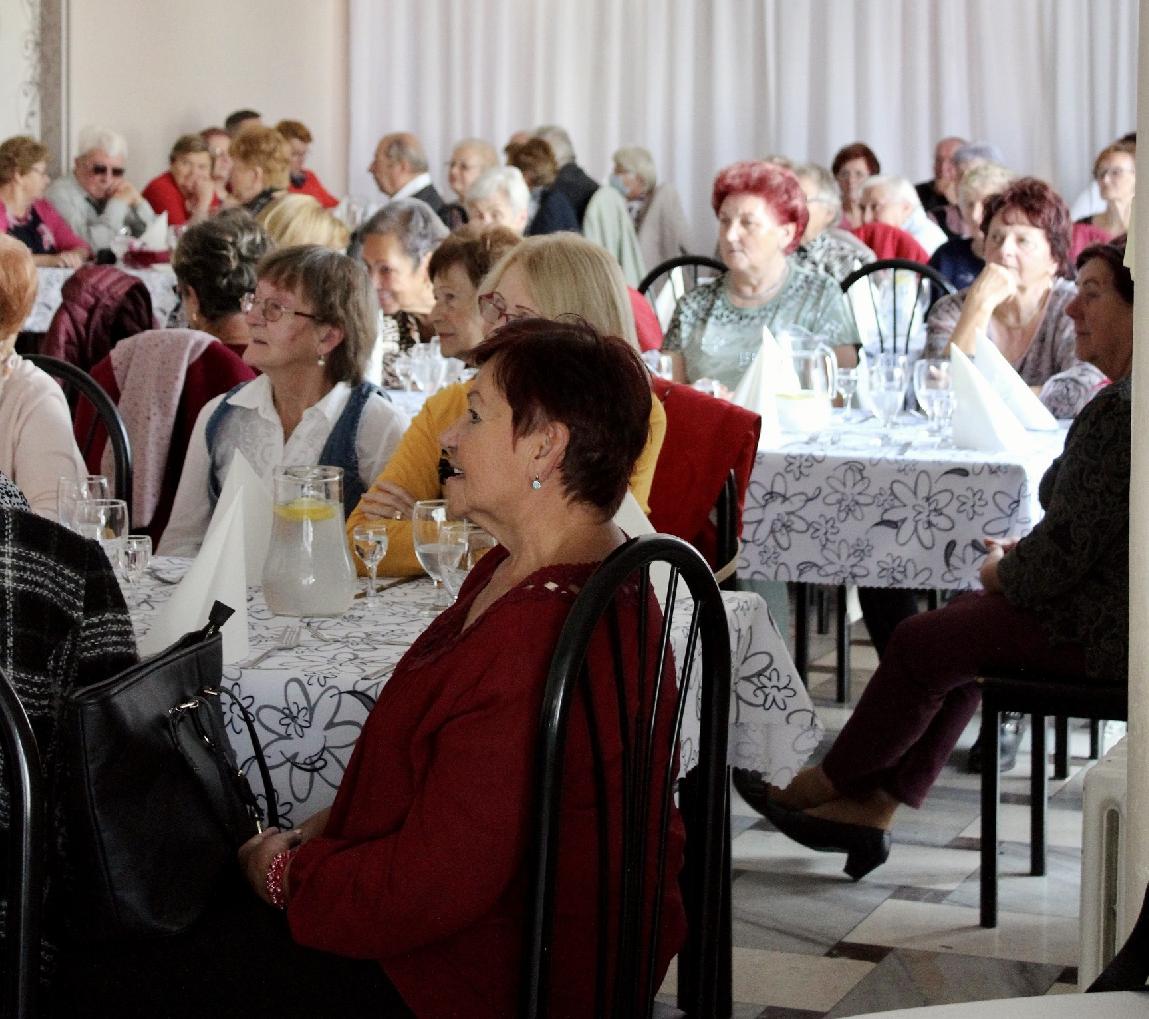 obr: Seniori z Prameňa sa opäť mohli stretnúť na podujatí venovanom Mesiacu úcty k starším