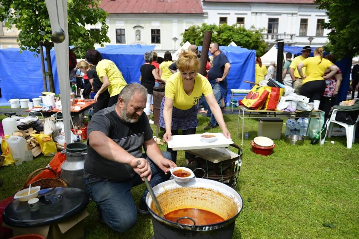 Na breznianskom námestí pre vás v sobotu uvaríme viac ako 500 litrov guláša