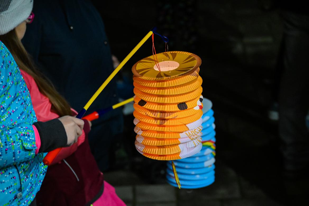 Lampiónový sprievod v Brezne priniesol svetlo, spomienky a rodinnú atmosféru