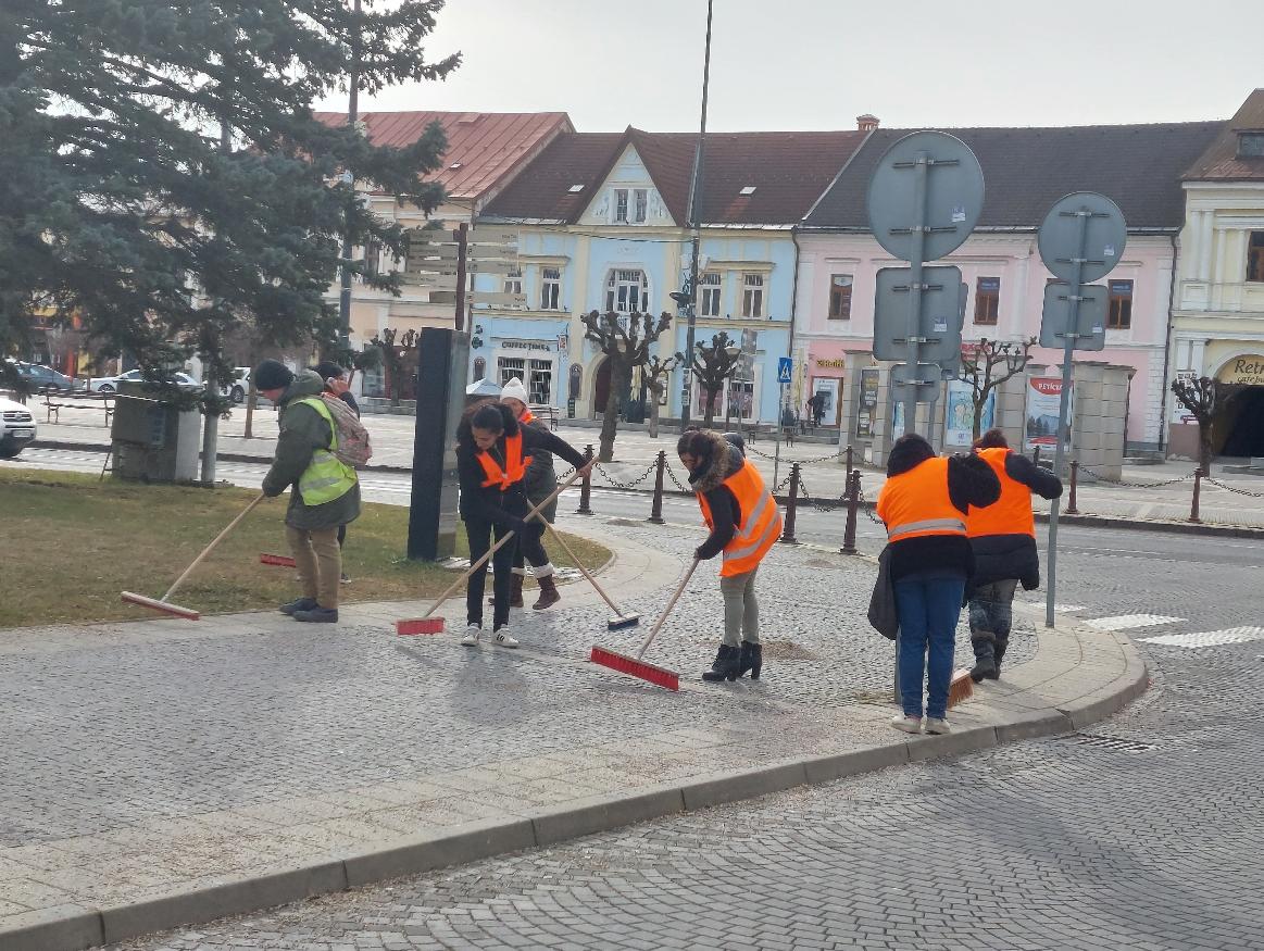 obr: Po zmiznutí snehu Technické služby upratujú miestne komunikácie