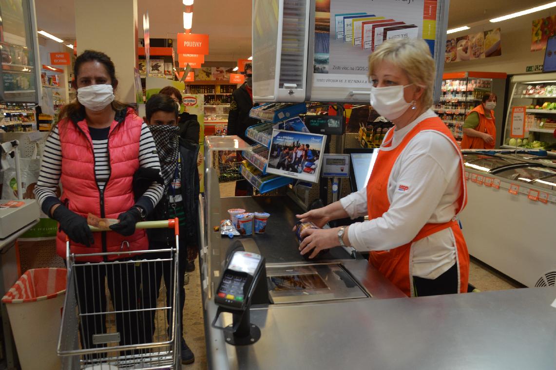 V súvislosti s mimoriadnymi opatreniami dodržiavajte v obchodných reťazcoch isté normy správania sa