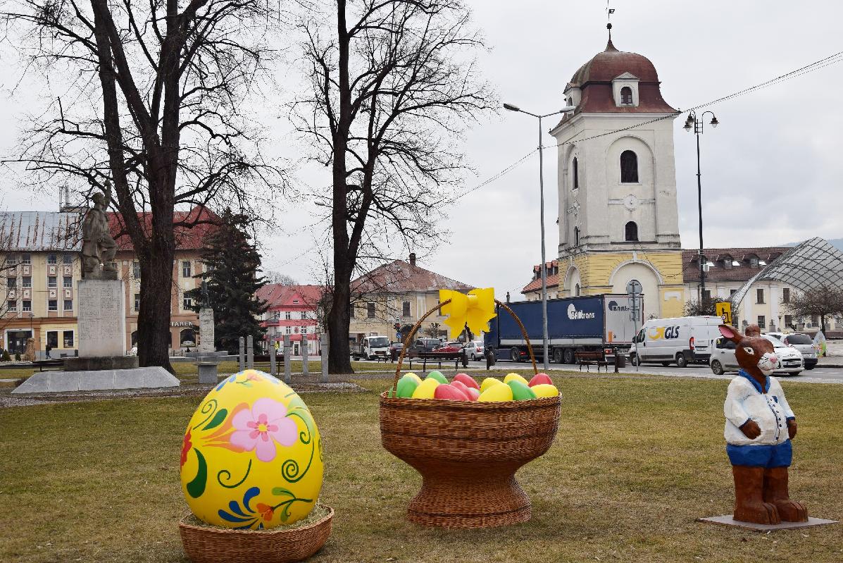 obr: Brezno je už odeté do veľkonočnej výzdoby. Do skrášlenia mesta sa môže zapojiť aj verejnosť