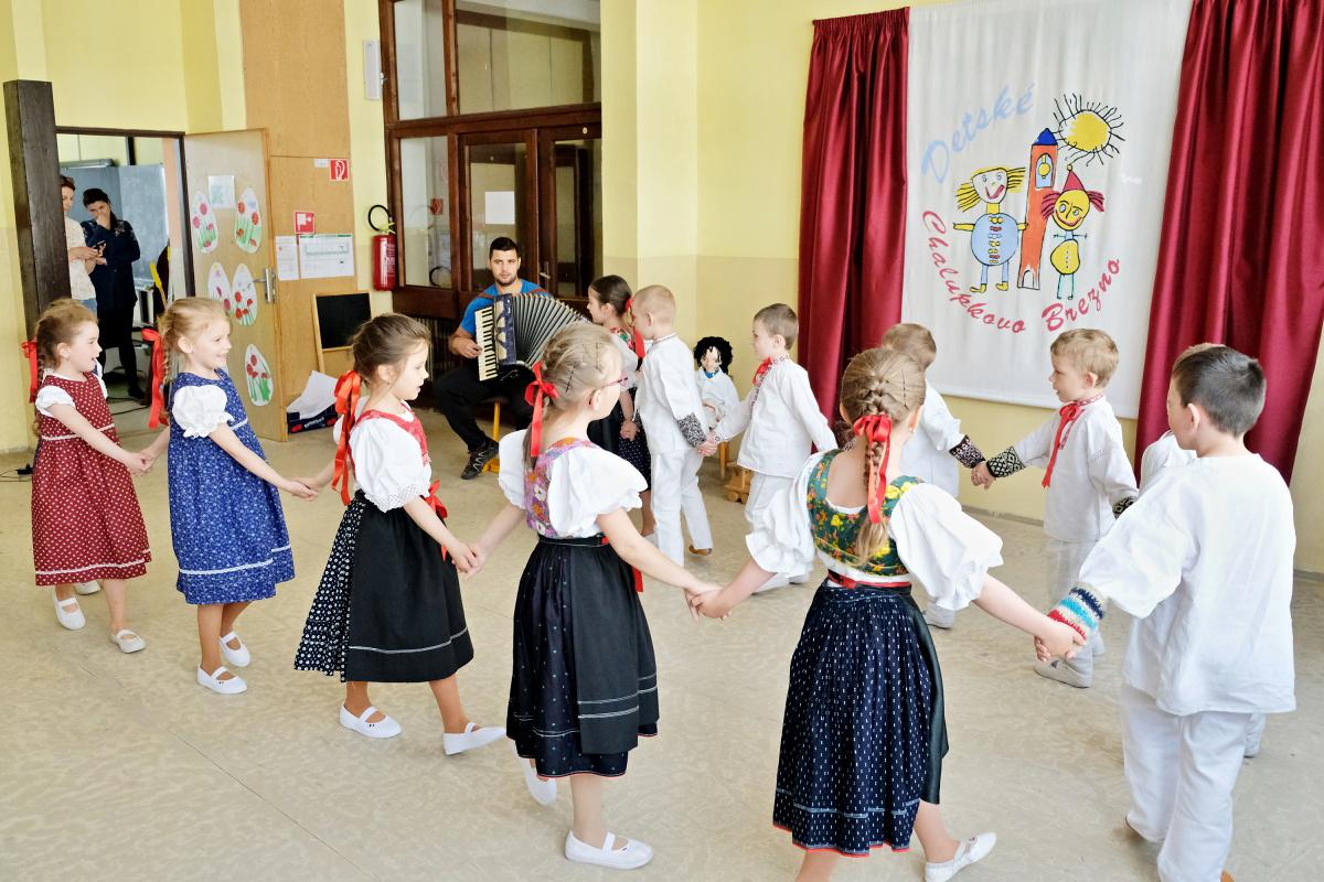 obr: Detské Chalupkovo Brezno. V jednotlivých vystúpeniach bolo citeľné pedagogické majstrovstvo učiteliek