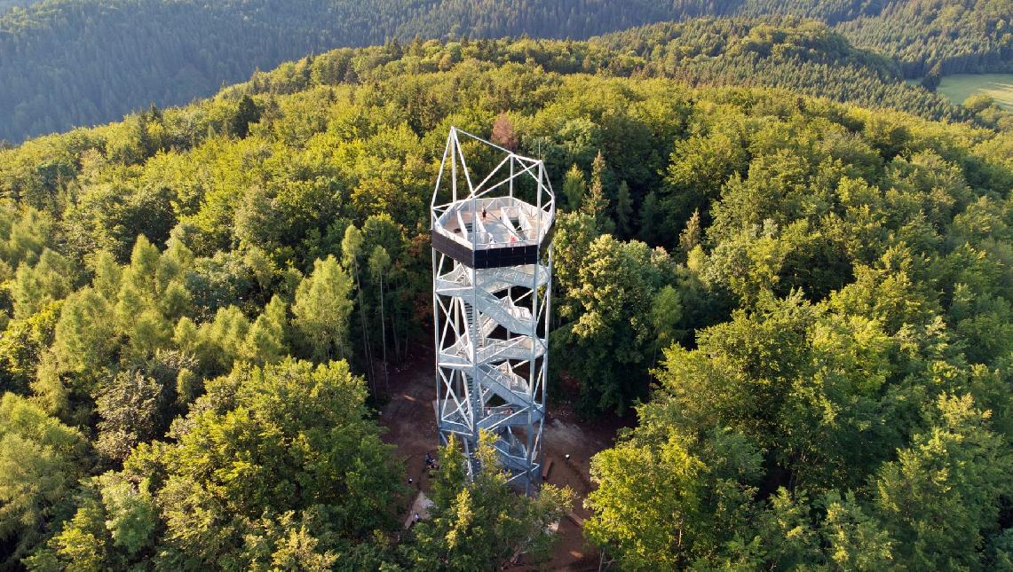 Vyhliadková veža nad Breznom svieti. A to doslova