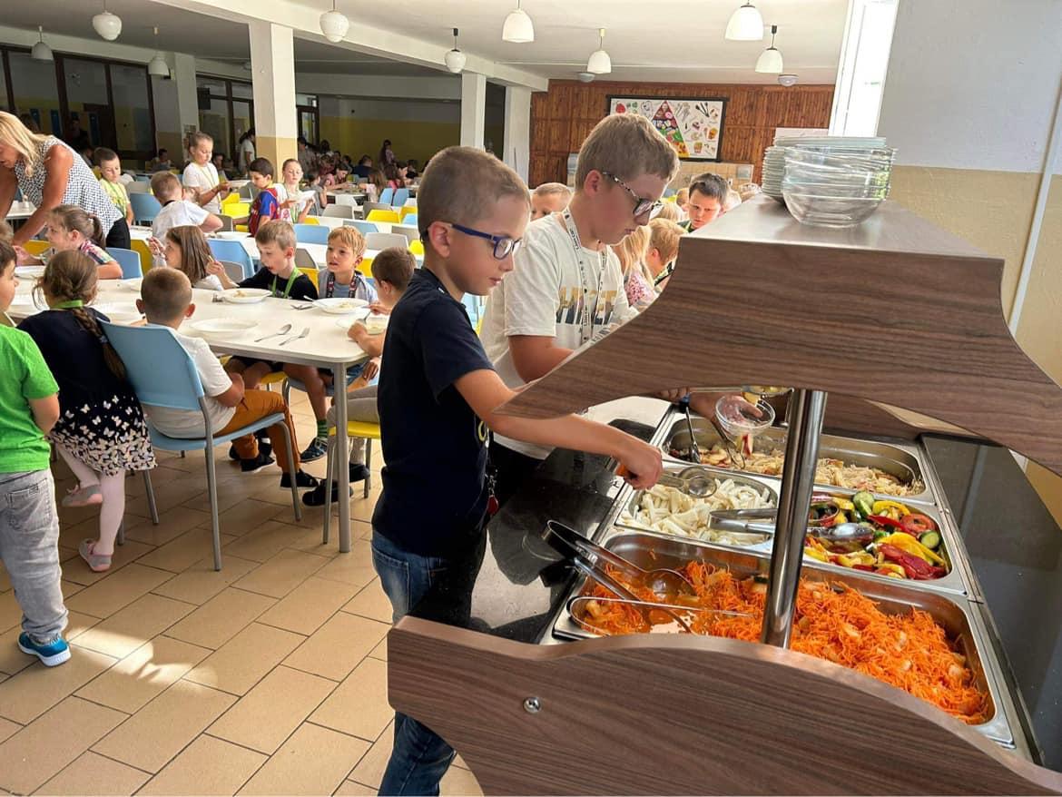 obr: Vo vynovenej jedálni Základnej školy s materskou školou Karola Rapoša otvorili vitamínový bufet