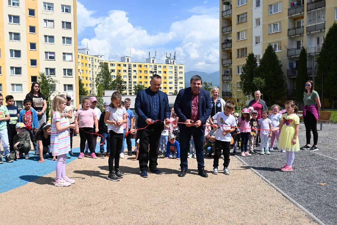 obr: V Brezne symbolicky otvorili ďalšie zrevitalizované vnútrobloky