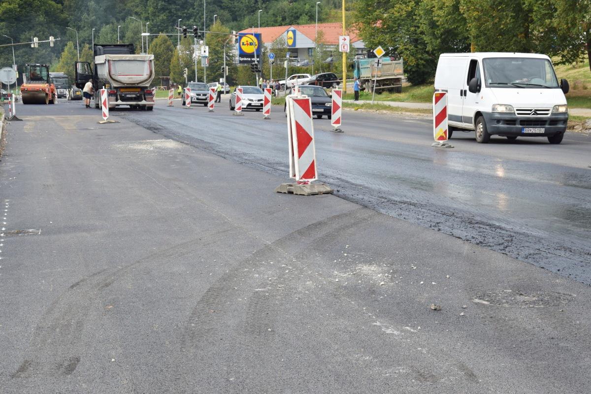 Vďaka snahe vedenia mesta sú v Brezne opravené aj niektoré cesty, ktoré sú v správe iných subjektov