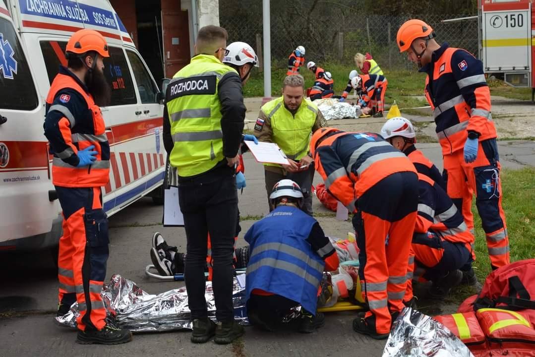 obr: Záchranári v Brezne nacvičovali zásah pri udalosti s hromadným nešťastím