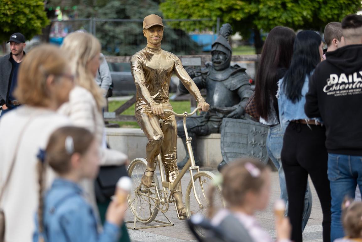 obr: Živé sochy oživili centrum mesta